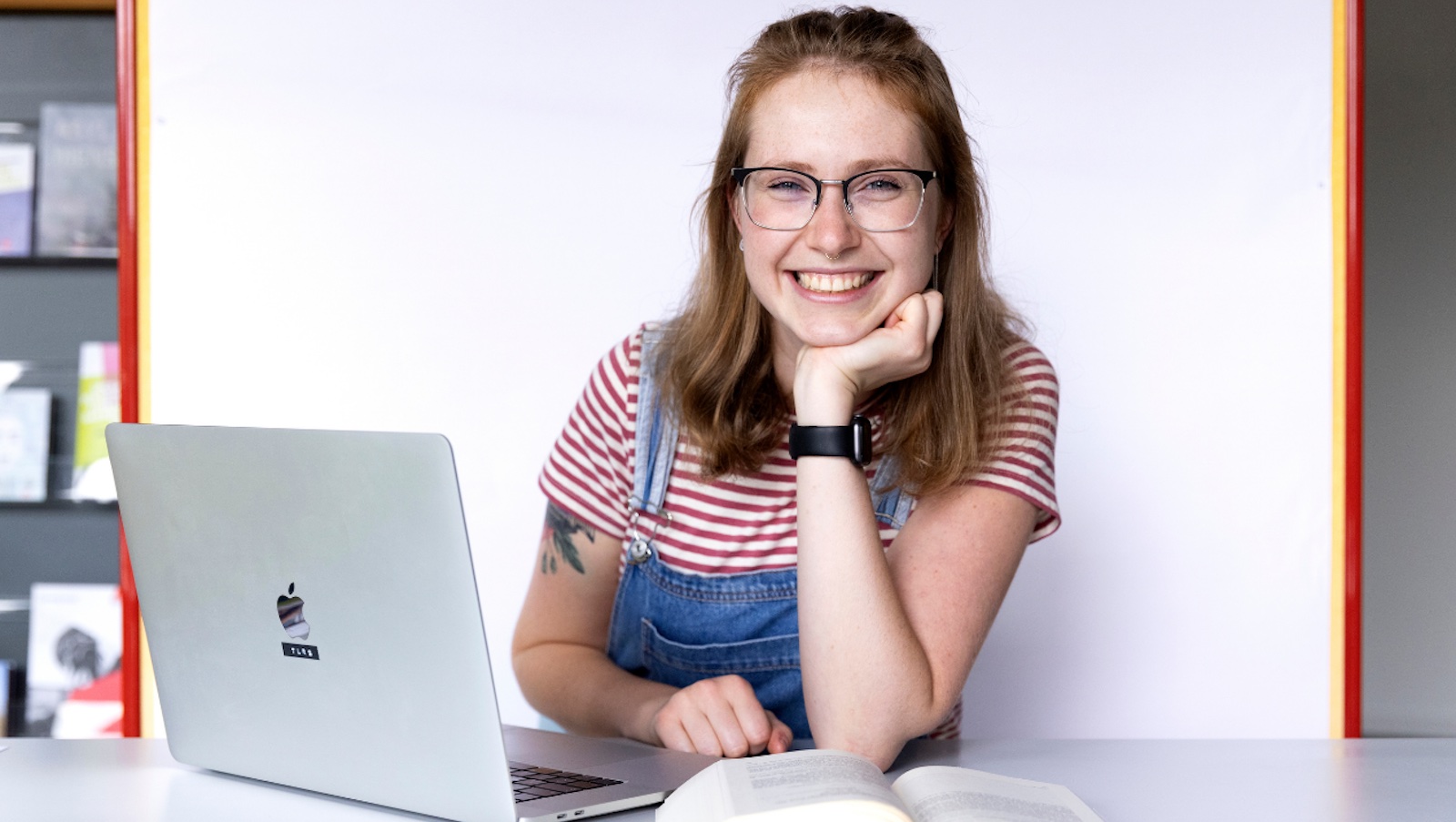 Junge Frau vor ihrem Laptop