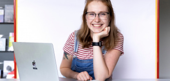 Junge Frau vor ihrem Laptop